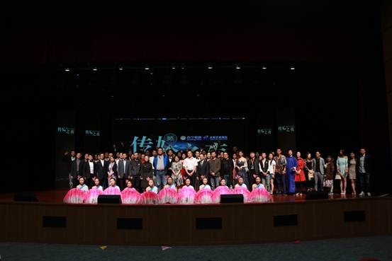 说明: C:\Users\Administrator\Desktop\国际足联官方网站中文新闻稿\合影.JPG